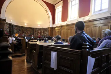 Assises du Cantal : l'ancien surveillant de collège accusé de viols nie la contrainte