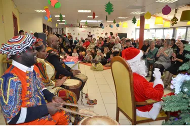 Des percussions africaines pour l’arrivée du père Noël
