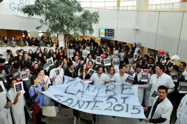 Limoges : les internes grévistes manifestent au centre hospitalier