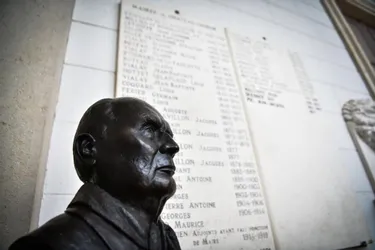 Un buste de François Mitterrand au conseil départemental du Puy-de-Dôme pour illustrer la décentralisation