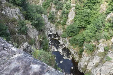 Un homme de 23 ans meurt par noyade dans les gorges du Bès dans le Cantal