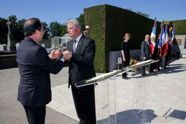 Présidents et survivant main dans la main à Oradour pour une visite historique