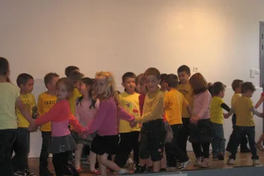 Cirque, danse et chants à la fête de l’école