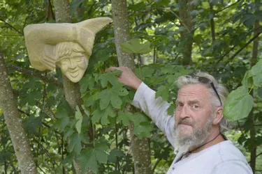 Le sculpteur sur pierre, Franck Lassale, réitère son exposition estivale à Ambert (Puy-de-Dôme)