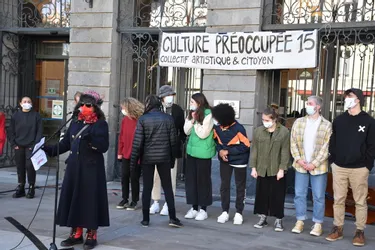 L'acte I de la mobilisation du monde culturel cantalien, ce samedi, devant l'Hôtel de Ville d'Aurillac (Cantal)
