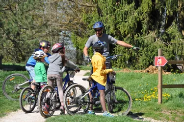 Séances de perfectionnement avec l’école VTT Volcan du Cantal les mercredis après-midi au bike park d'Hélitas