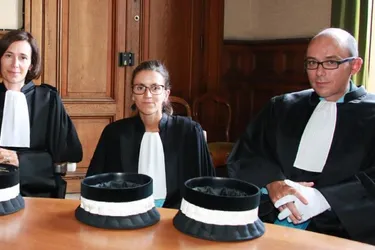 Sabine Crabières, Sonia Vaury, Sandrine Checler et Alexandre Constant font leur entrée au tribunal