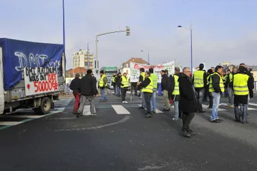Des salariés de DMi manifestent en centre-ville