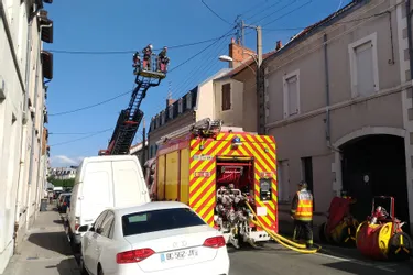 Les pompiers circonscrivent un incendie sur un toit-terrasse à Montluçon