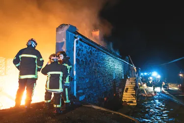 Au Monteil (Cantal), la grange rénovée est détruite par les flammes, les occupants indemnes