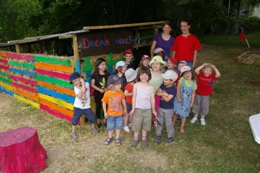 Les enfants ont construit une cabanne à la ferme
