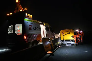 La nuit, les agents d'APRR adaptent la route au chantier de l'A79 (Allier)