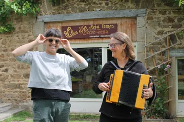 L'une en fait des lunettes, l'autre des accordéons : elles façonnent le bois au Vernet-Chaméane (Puy-de-Dôme)