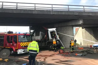 Un camion dont la grue était dépliée, percute le pilier d'un pont à Clermont-Ferrand