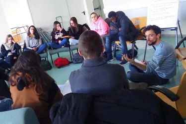 Un atelier d’écriture théâtrale a réuni treize élèves de Monnet-Mermoz autour de Ronan Mancec