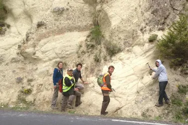 Des étudiants en géologie sur le terrain