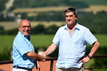 Dans le Puy-de-Dôme, les maires de Dallet et Mezel signent leur fusion