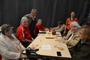 Seniors et enfants réunis autour d'une table de jeu
