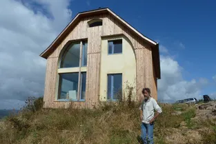 Habitats insolites : une maison en paille en construction sur les hauteurs de Voutezac, en Corrèze