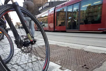 Circuler à vélo sur les voies du tramway à Clermont-Ferrand vous coûtera 135 euros