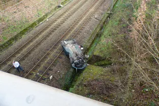 Une voiture termine sur le toit sur une voie ferrée après une sortie de route à Brive