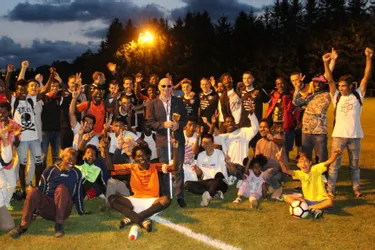 Un match amical entre les migrants du centre de Saint-Beauzire et l’équipe du Mazet-Chambon