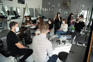Entretien entre des élèves coiffeurs de Clermont-Ferrand (Puy-de-Dôme) et la start-up Capillum, qui récupère et recycle les cheveux