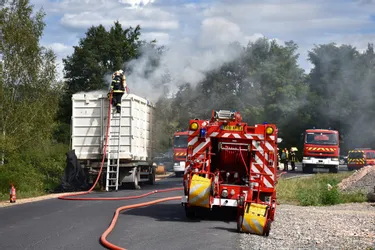 La remorque d'un camion s'enflamme à Pont-de-Dore (Puy-de-Dôme)