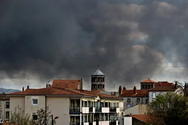 Le spectaculaire incendie à Issoire (Puy-de-Dôme) vu par nos internautes