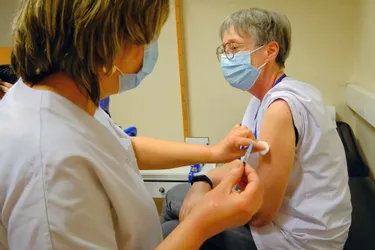 Vaccination contre le Covid-19 : un soignant sur deux a reçu une dose dans l'Allier