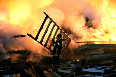 Riom : violent incendie dans une usine de transformation de bois [mis à jour]