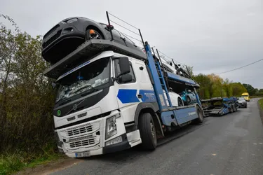 Deneuille-les-Mines (Allier) : un poids lourd transportant des voitures neuves termine dans un fossé