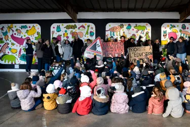 Mobilisés contre la fermeture d’une classe à Chassenard (Allier)
