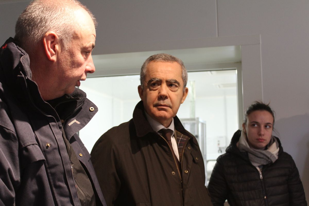Dans sa crèmerie, Victoire Guéret transforme 70.000 litres de lait du Perche par an