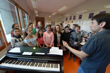 Vingt-six collégiens chantent avec l'élite de la musique militaire