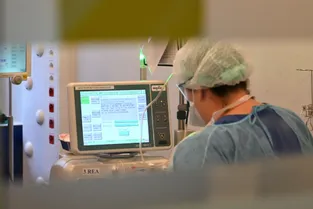 Covid-19 : la pression hospitalière liée à l'épidémie continue de monter en France