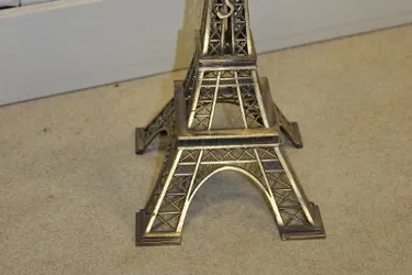 Insolite: une tour Eiffel volée dans un cimetière d'Ambert