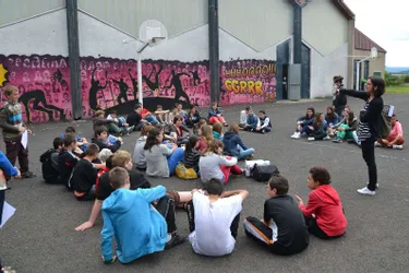 Des collégiens réunis à Saint-Julien pour le projet du SMAT, « De la peinture murale au graff »
