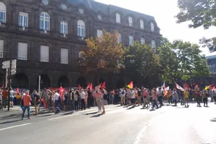 Facteurs, salariés, fonctionnaires en colère rassemblés devant la préfecture à Clermont-Ferrand