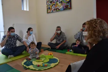 Ils apprennent à signer avec leurs bébés pour communiquer avant la parole à Riom (Puy-de-Dôme)