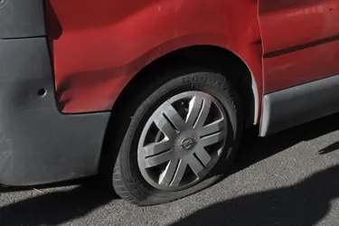 Un jeune homme interpellé pour avoir crevé des dizaines de pneus sur des voitures en stationnement à Riom (Puy-de-Dôme)