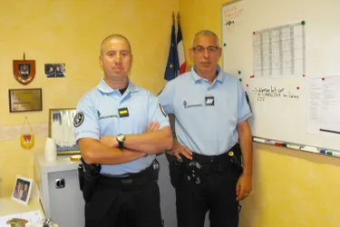 Anthony Dubus et Richard Moysset arrivent à la brigade de gendarmerie