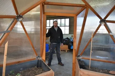À Blesle (Haute-Loire), Julien Verchère construit des serres écologiques pour jardiner toute l'année