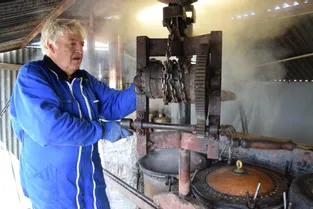 A Artonne (Puy-de-Dôme), Éric Fradetal distille de l'eau de vie depuis 42 ans sur un alambic de 1920