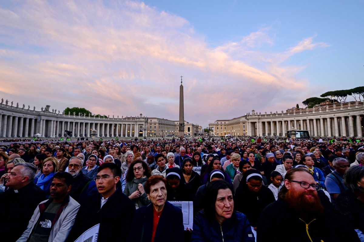 EN DIRECT - Mort du pape François : sa dépouille exposée aux fidèles pendant trois jours, la cérémonie va commencer