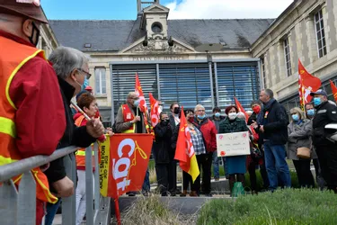 La CGT se mobilise devant le tribunal de Montluçon (Allier) pour relancer le dossier d'une de ses militantes