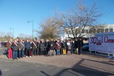 Mobilisation ce vendredi matin contre la fermeture d'une classe au collège de Cosne-d'Allier