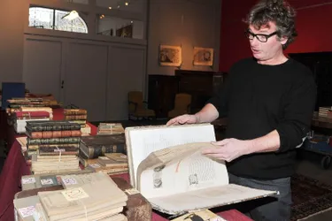 Dix mille livres anciens et régionaux en vente à Montluçon