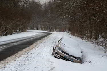 Les passagers d'un car secourus, accidents sur routes enneigées... Les faits divers en Auvergne en bref