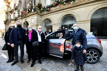 Catherine Bouyssoux gagne la voiture mise en jeu par l'office de commerce de Brive pour Noël